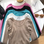 Jednobojni ženski model bluze sa špic izrezom