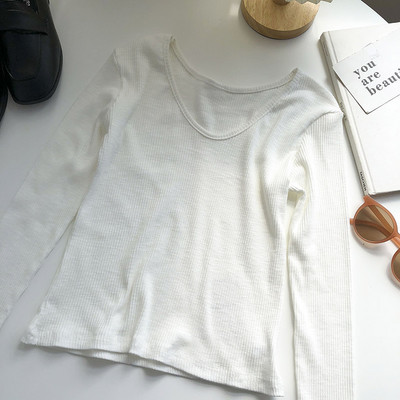 Jednobojni ženski model bluze sa špic izrezom