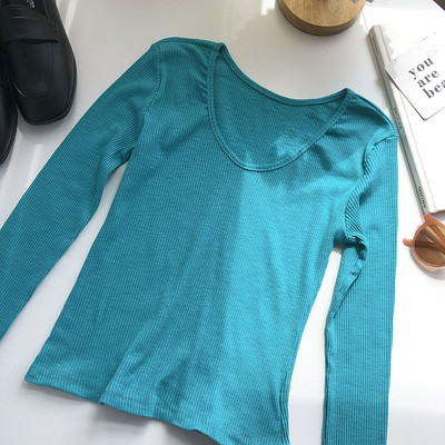 Jednobojni ženski model bluze sa špic izrezom