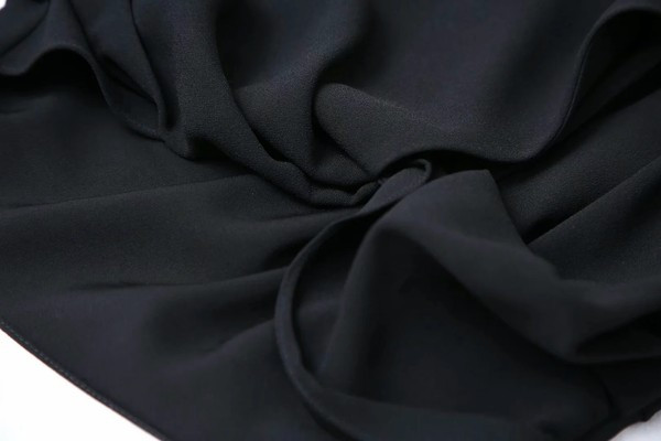 Ženska asimetrična bluza dugih rukava u crnoj boji