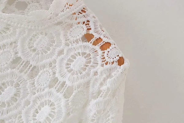 Moderna čipkasta ženska bluza u bijeloj boji