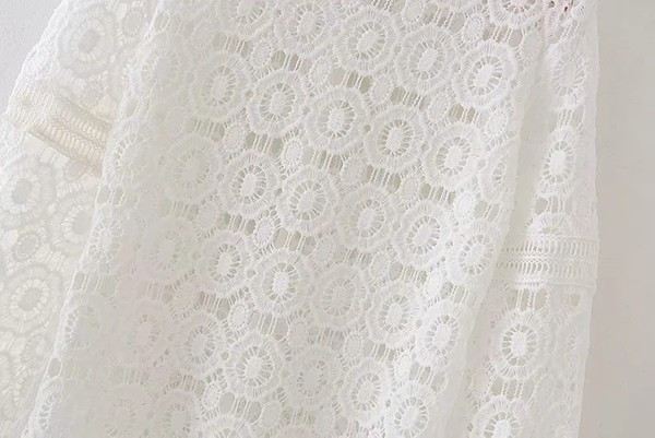 Moderna čipkasta ženska bluza u bijeloj boji