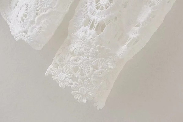 Moderna čipkasta ženska bluza u bijeloj boji