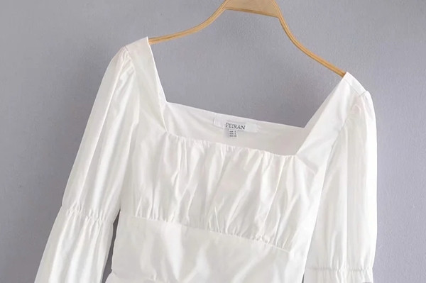 Kratka ženska bluza s četvrtastim izrezom i dugim rukavima