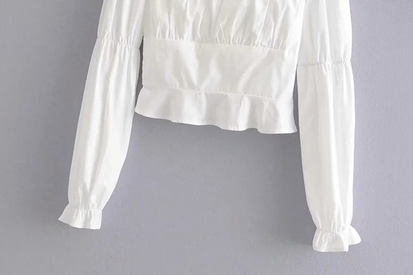 Kratka ženska bluza s četvrtastim izrezom i dugim rukavima