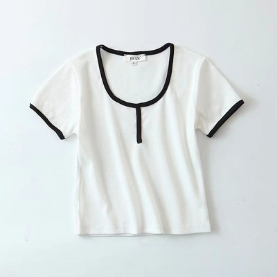 Κοντό μπλουζάκι με οβάλ λαιμόκοψη