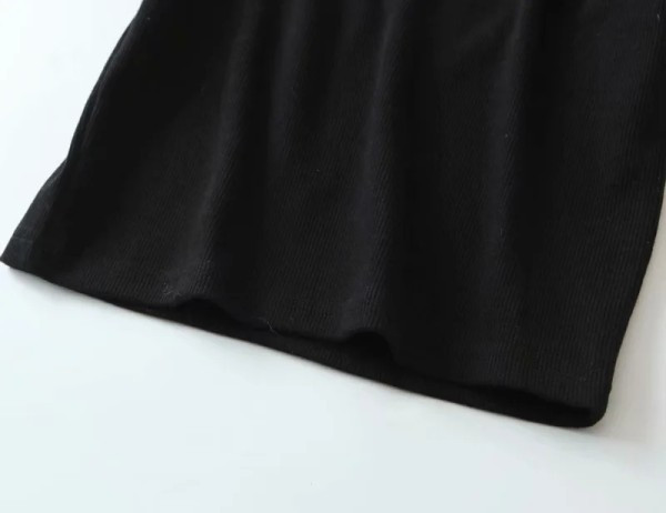 Κοντό μπλουζάκι με οβάλ λαιμόκοψη