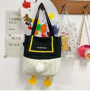 Velika ženska torba u nekoliko modela zanimljivog dizajna