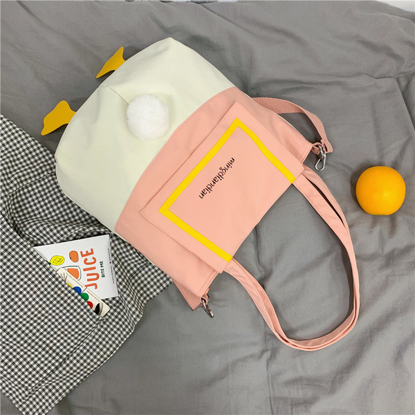 Velika ženska torba u nekoliko modela zanimljivog dizajna