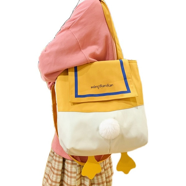 Velika ženska torba u nekoliko modela zanimljivog dizajna