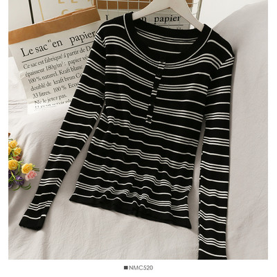 Prugasta ženska bluza s gumbima i okruglim izrezom