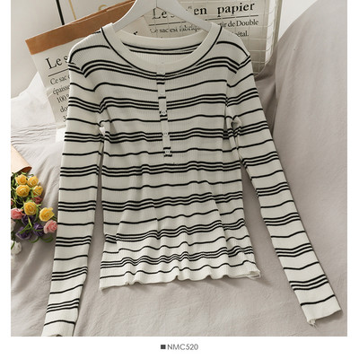 Prugasta ženska bluza s gumbima i okruglim izrezom