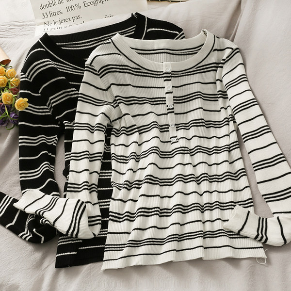 Prugasta ženska bluza s gumbima i okruglim izrezom