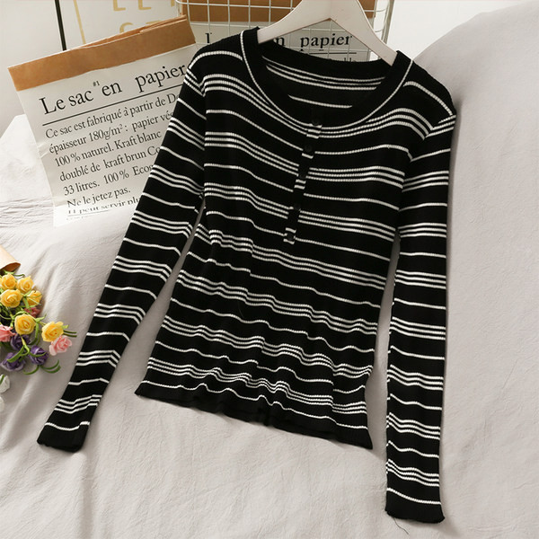 Prugasta ženska bluza s gumbima i okruglim izrezom