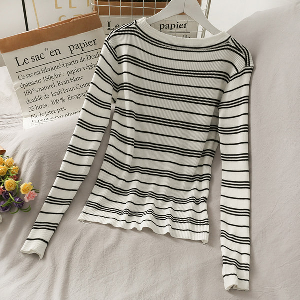 Prugasta ženska bluza s gumbima i okruglim izrezom