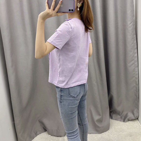 Ležerna majica s ljubičastim kovrčama