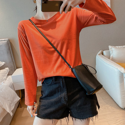 Įvairių spalvų laisvalaikio moteriška palaidinė ilgomis rankovėmis ir ovalia iškirpte