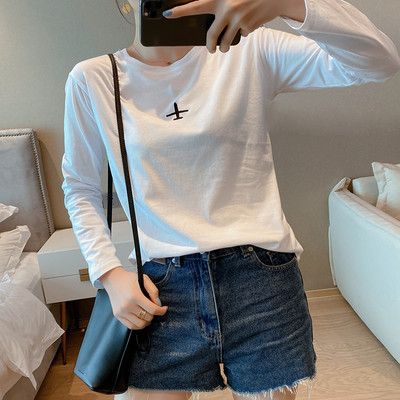 Įvairių spalvų laisvalaikio moteriška palaidinė ilgomis rankovėmis ir ovalia iškirpte