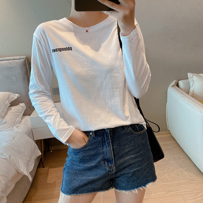 Įvairių spalvų laisvalaikio moteriška palaidinė ilgomis rankovėmis ir ovalia iškirpte