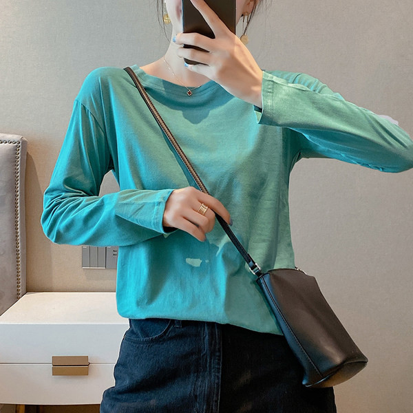 Įvairių spalvų laisvalaikio moteriška palaidinė ilgomis rankovėmis ir ovalia iškirpte