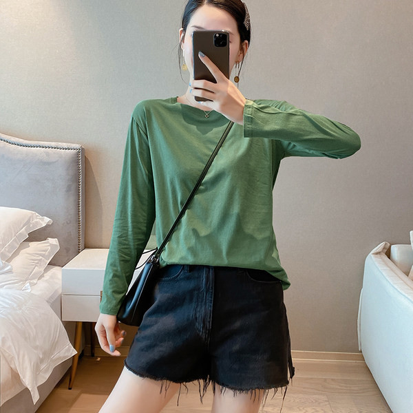 Įvairių spalvų laisvalaikio moteriška palaidinė ilgomis rankovėmis ir ovalia iškirpte