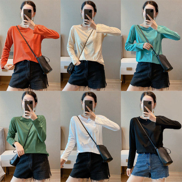 Įvairių spalvų laisvalaikio moteriška palaidinė ilgomis rankovėmis ir ovalia iškirpte