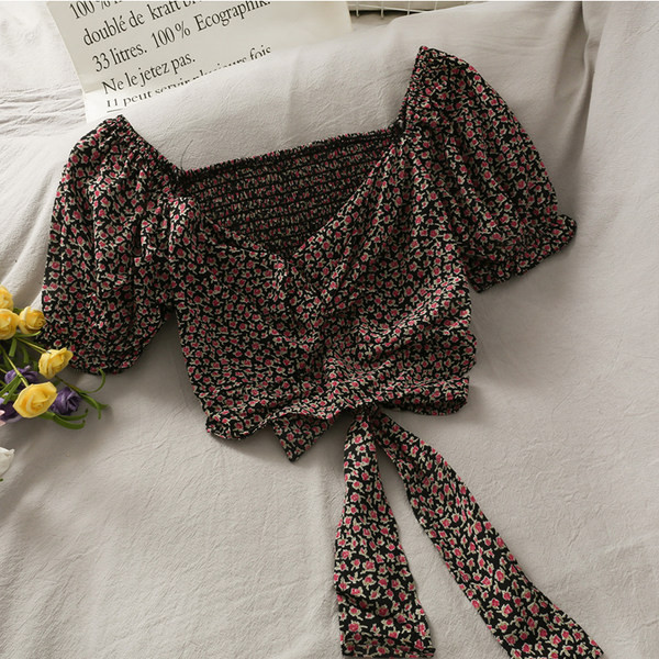 Ženska kratka majica s vezicama i širokim rukavima