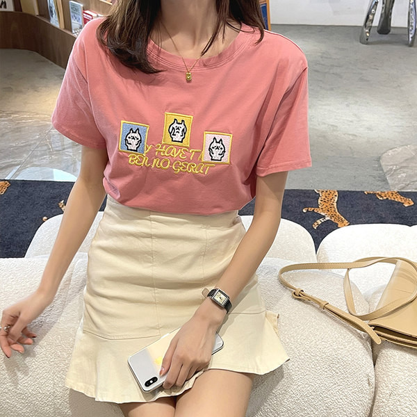 Ženska ležerna majica s ovalnim izrezom i vezom