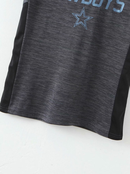 Ležerna majica kratkih rukava sa špic izrezom i natpisom