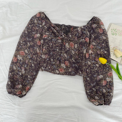 Μοντέρνα γυναικεία μπλούζα με λουλουδάτο μοτίβο