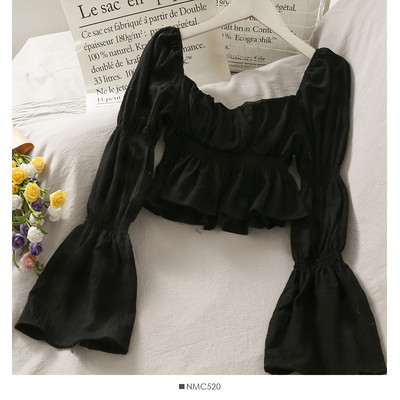 Μοντέρνα γυναικεία μπλούζα με τετράγωνο ντεκολτέ και μακριά μανίκια