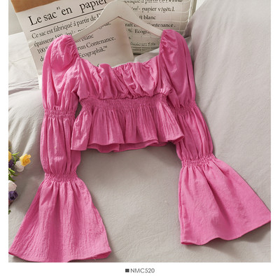 Μοντέρνα γυναικεία μπλούζα με τετράγωνο ντεκολτέ και μακριά μανίκια