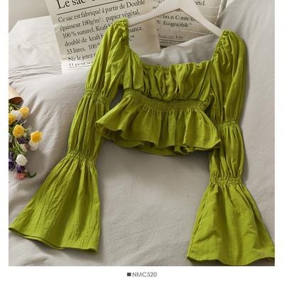 Μοντέρνα γυναικεία μπλούζα με τετράγωνο ντεκολτέ και μακριά μανίκια