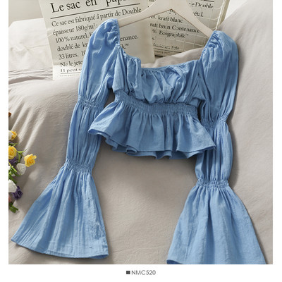 Μοντέρνα γυναικεία μπλούζα με τετράγωνο ντεκολτέ και μακριά μανίκια