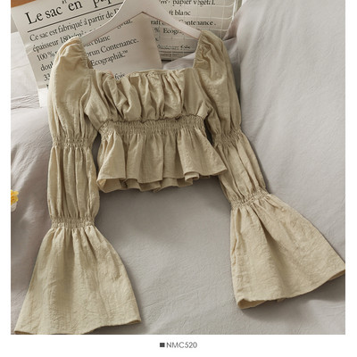 Μοντέρνα γυναικεία μπλούζα με τετράγωνο ντεκολτέ και μακριά μανίκια