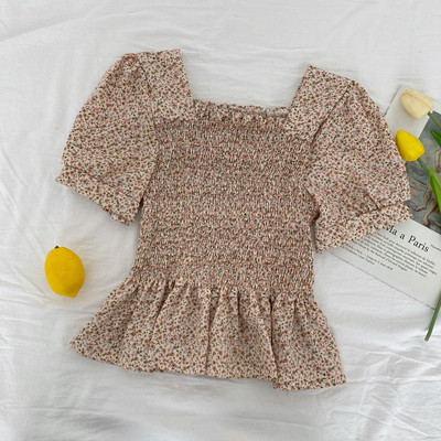 Μοντέρνα γυναικεία μπλούζα - με τετράγωνο ντεκολτέ και κοντά μανίκια