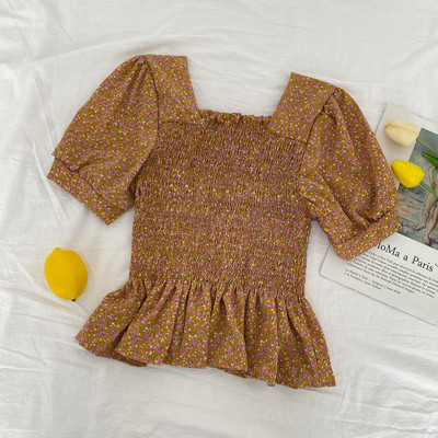 Μοντέρνα γυναικεία μπλούζα - με τετράγωνο ντεκολτέ και κοντά μανίκια