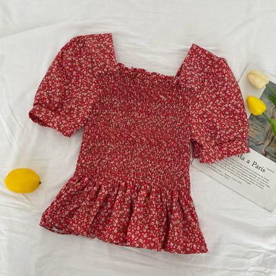 Μοντέρνα γυναικεία μπλούζα - με τετράγωνο ντεκολτέ και κοντά μανίκια