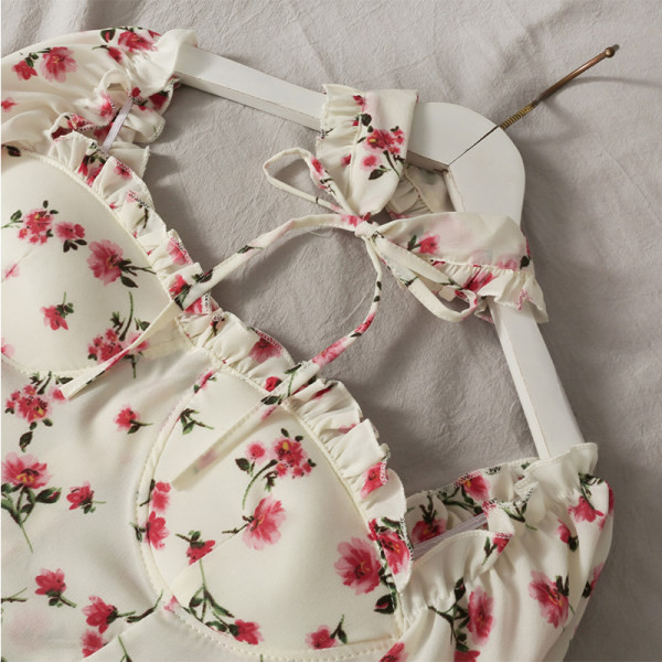 Kratka ženska bluza sa širokim rukavima i vezicama