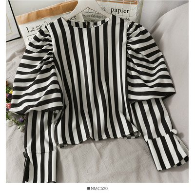 Ριγέ γυναικεία μπλούζα με στρογγυλή λαιμόκοψη
