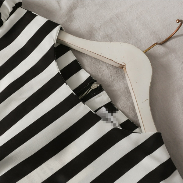 Ριγέ γυναικεία μπλούζα με στρογγυλή λαιμόκοψη