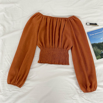 Μοντέρνα γυναικεία μπλούζα με λαιμόκοψη και μακριά μανίκια