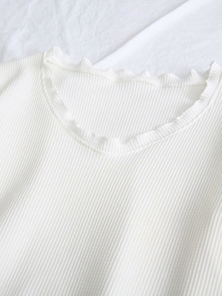 Κοντή γυναικεία μπλούζα από κοτλέ με βολάν