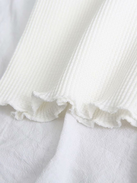 Κοντή γυναικεία μπλούζα από κοτλέ με βολάν