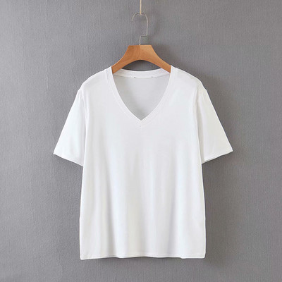 Μονό μοντέλο με φαρδιά μπλουζάκια με ντεκολτέ spitz