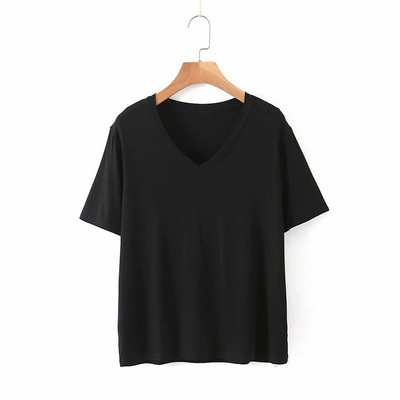 Μονό μοντέλο με φαρδιά μπλουζάκια με ντεκολτέ spitz