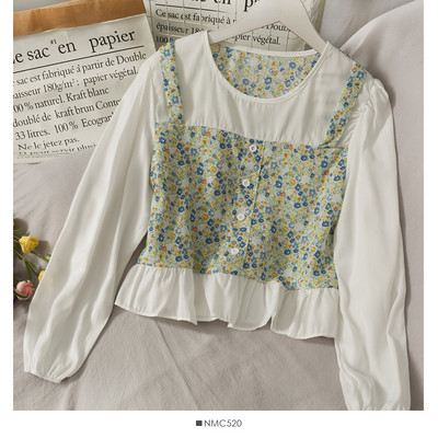 Μοντέρνα γυναικεία μπλούζα με λουλουδάτα μοτίβα και κουμπιά