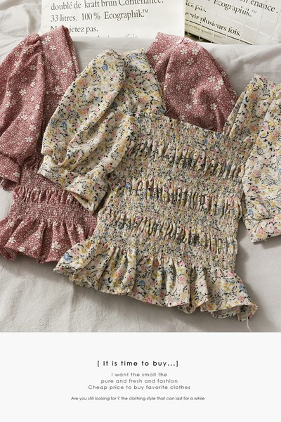 Moteriška palaidinė su gėlių motyvais ir plačiomis rankovėmis