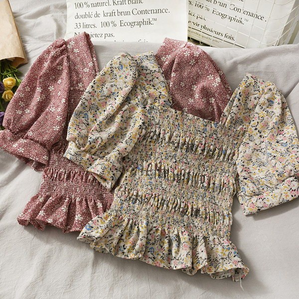 Moteriška palaidinė su gėlių motyvais ir plačiomis rankovėmis