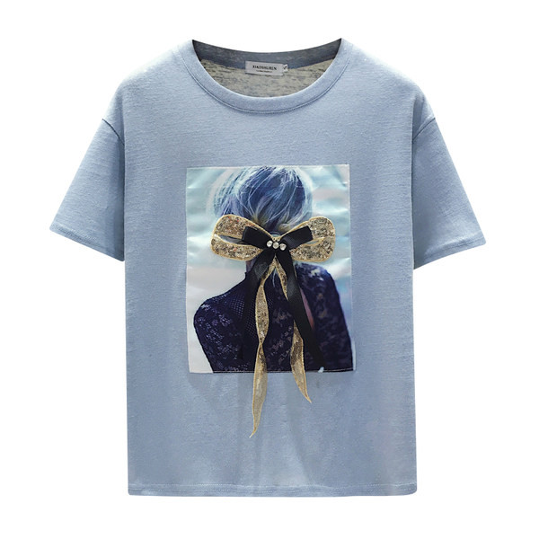 Μοντέρνο γυναικείο μπλουζάκι με χρώμα απλικέ και οβάλ ντεκολτέ